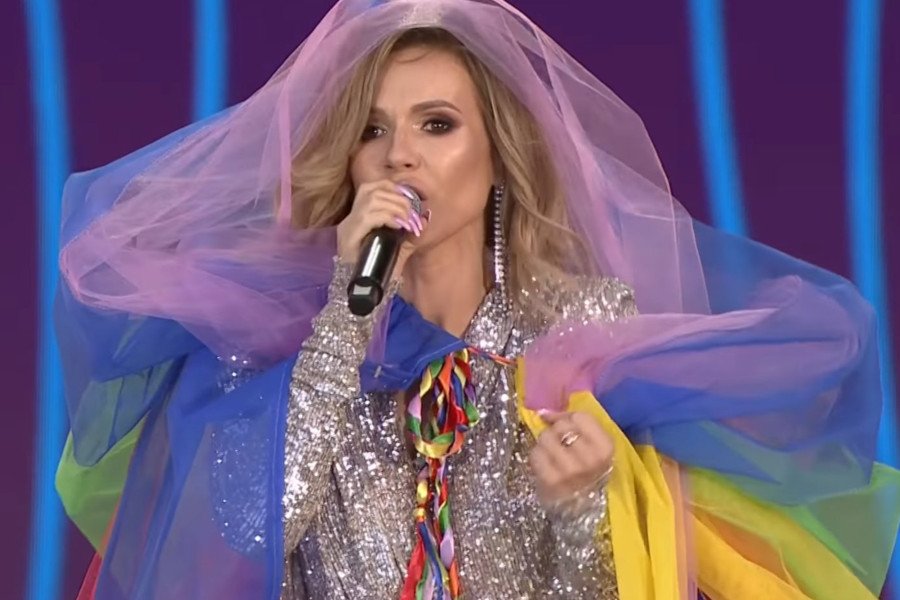 Po występie w Białymstoku Doda została przez jednych nazwana bohaterką, przed drugich – sprzedajną piosenkareczką.