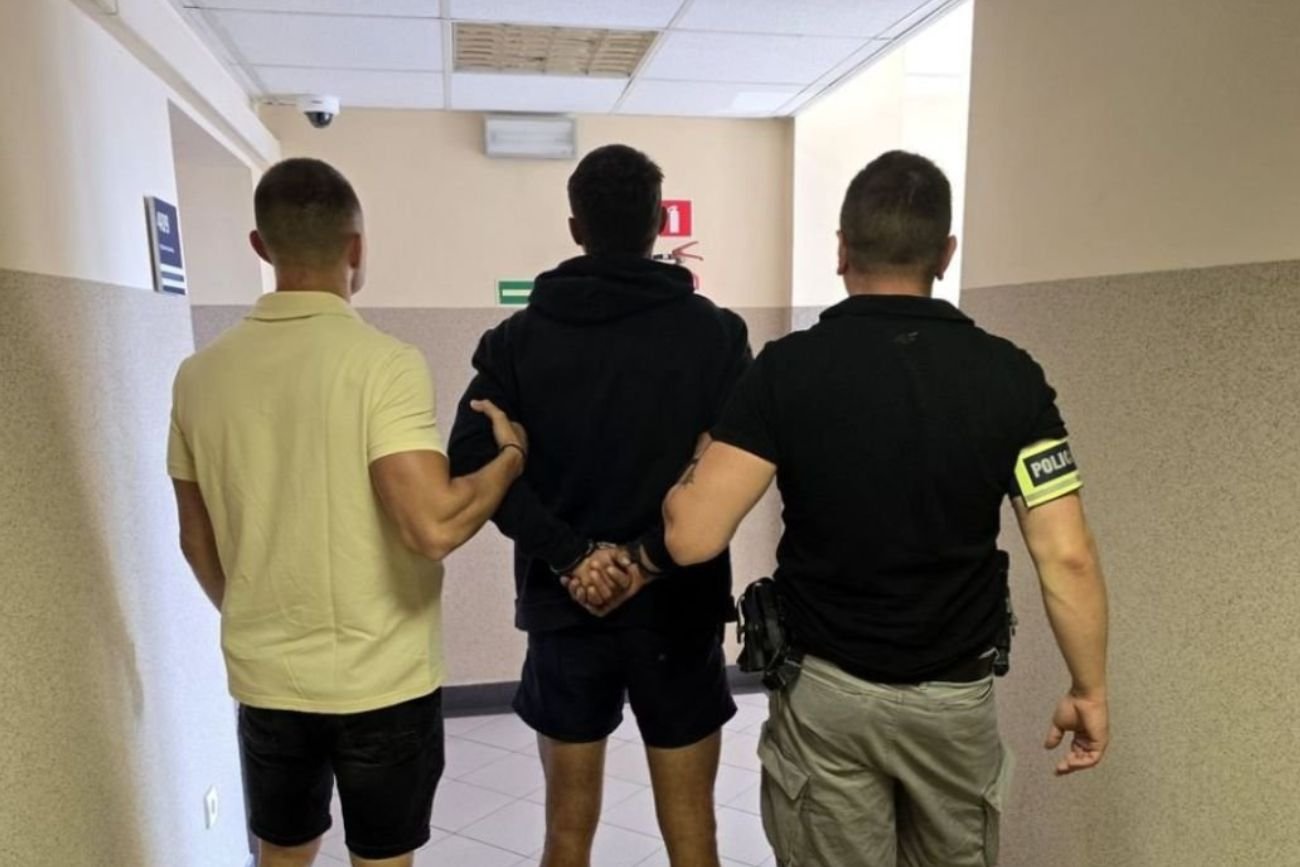 Groźny incydent w Bytomiu. Pijany mężczyzna rzucił się na policjantów i ratowników