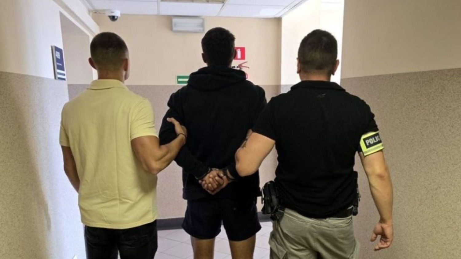 Atak na policjantów i ratowników w Bytomiu. Napastnik był pijany Groźny incydent w Bytomiu. Pijany mężczyzna rzucił się na policjantów i ratowników