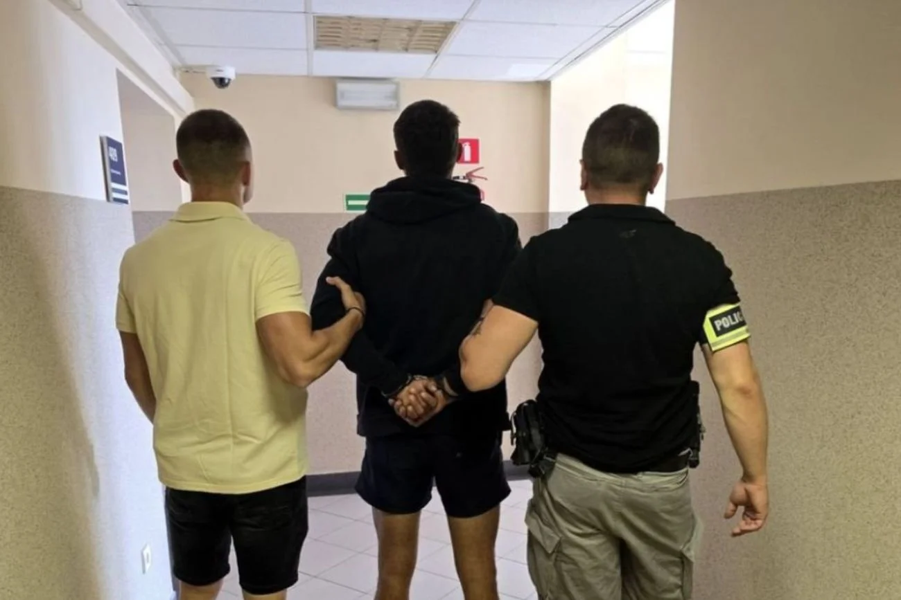 Atak na policjantów i ratowników w Bytomiu. Napastnik był pijany Groźny incydent w Bytomiu. Pijany mężczyzna rzucił się na policjantów i ratowników