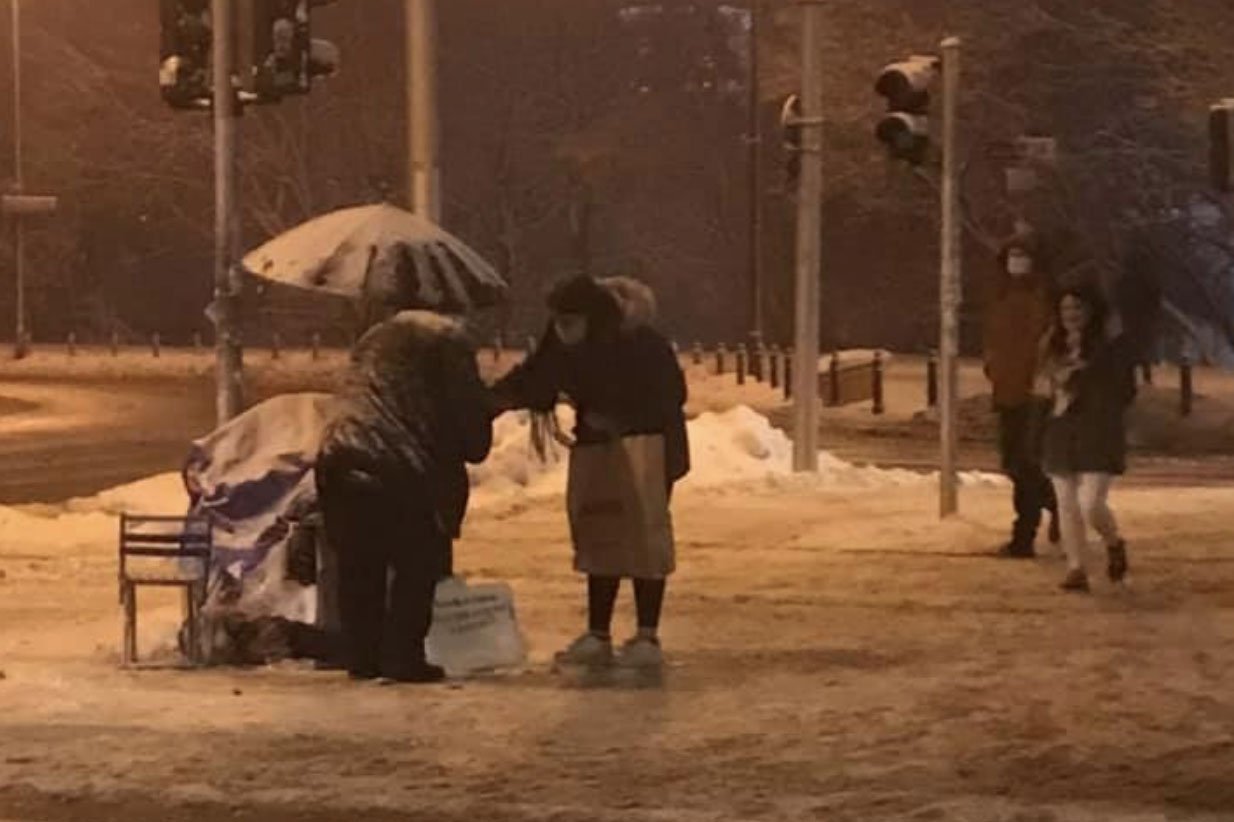 Przy ul. Jana Pawła można zrobić dobry uczynek i kupić tulipany od starszego pana.