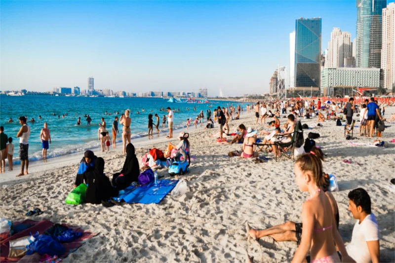 Na plaży w Emiratach Arabskich nie można opalać się toples lub bez ubrań. Po wyjściu z plaży należy się ubrać, bo grozi nam grzywna.