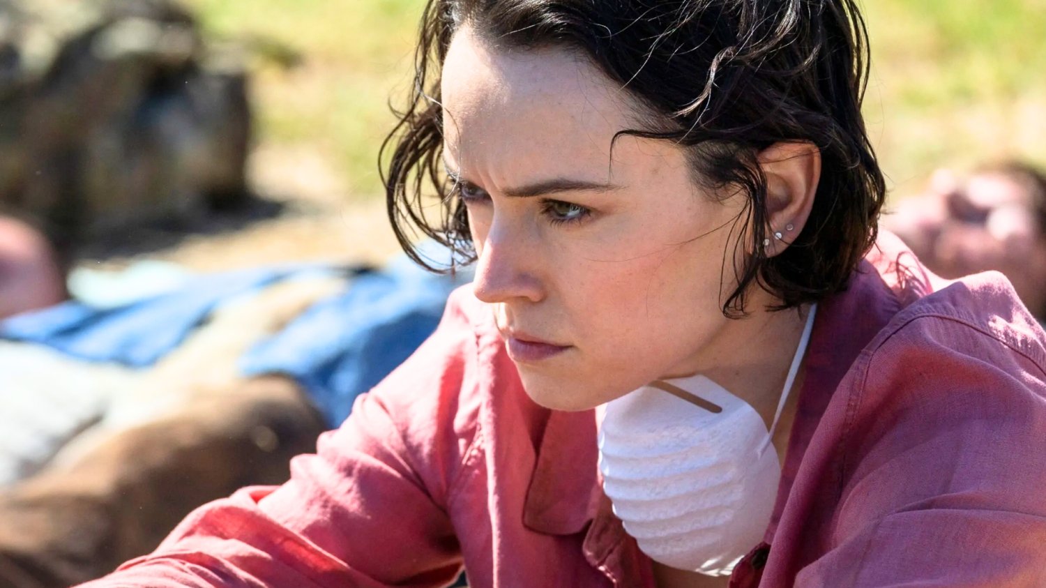 Do kin wracają zombie. Zwiastun filmu z gwiazdą "Star Warsów" robi wrażenie Do kin wracają zombie. Oto zwiastun filmu "We Bury the Dead" z Daisy Ridley