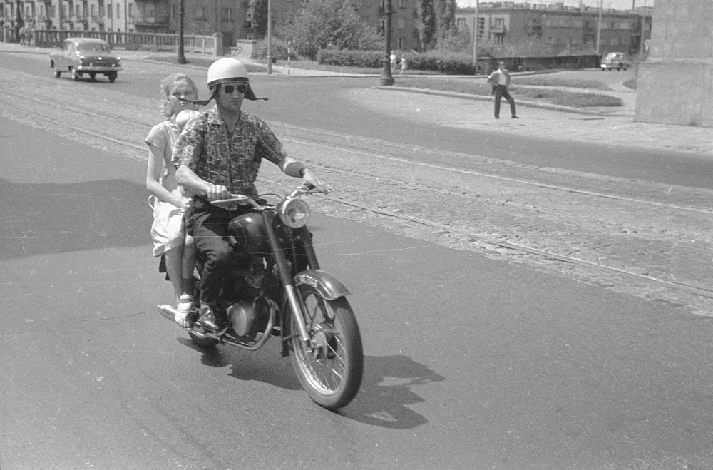 Motocyklista z pasażerką na motocyklu WSK-125 na Moście Poniatowskiego, między 1959 a 1965.