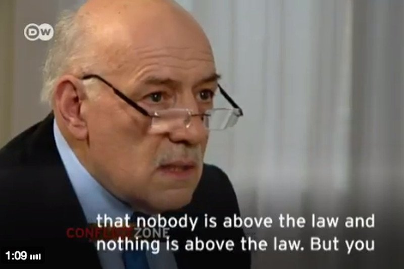 Polacy dziękują dziennikarzowi niemieckiej telewizji. Kim jest Tim Sebastian, który obnażył demagogię Morawieckiego