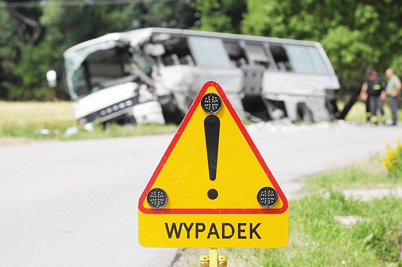 Zmęczenie kierowcy to jedna z najczęstszych przyczyn wypadków autokarów. Latem jest ich najwięcej, bo w wakacje kierowcy mają najmniej czasu na odpoczynek.