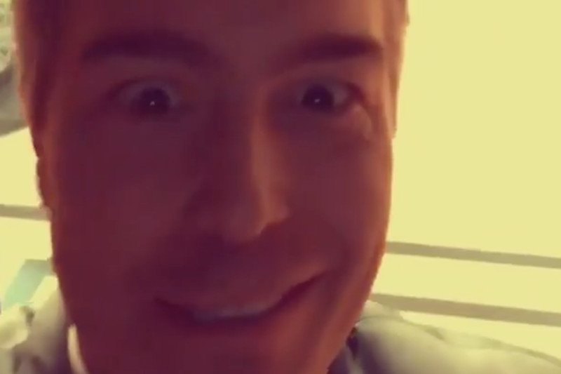 Konsul USA w Krakowe w windzie. Kadr z filmu.