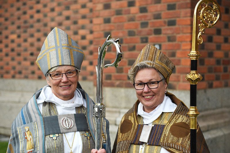 Bp Kościoła Szwecji ks. Antje Jackelén (na lewo) w towarzystwie drugiej biskupki