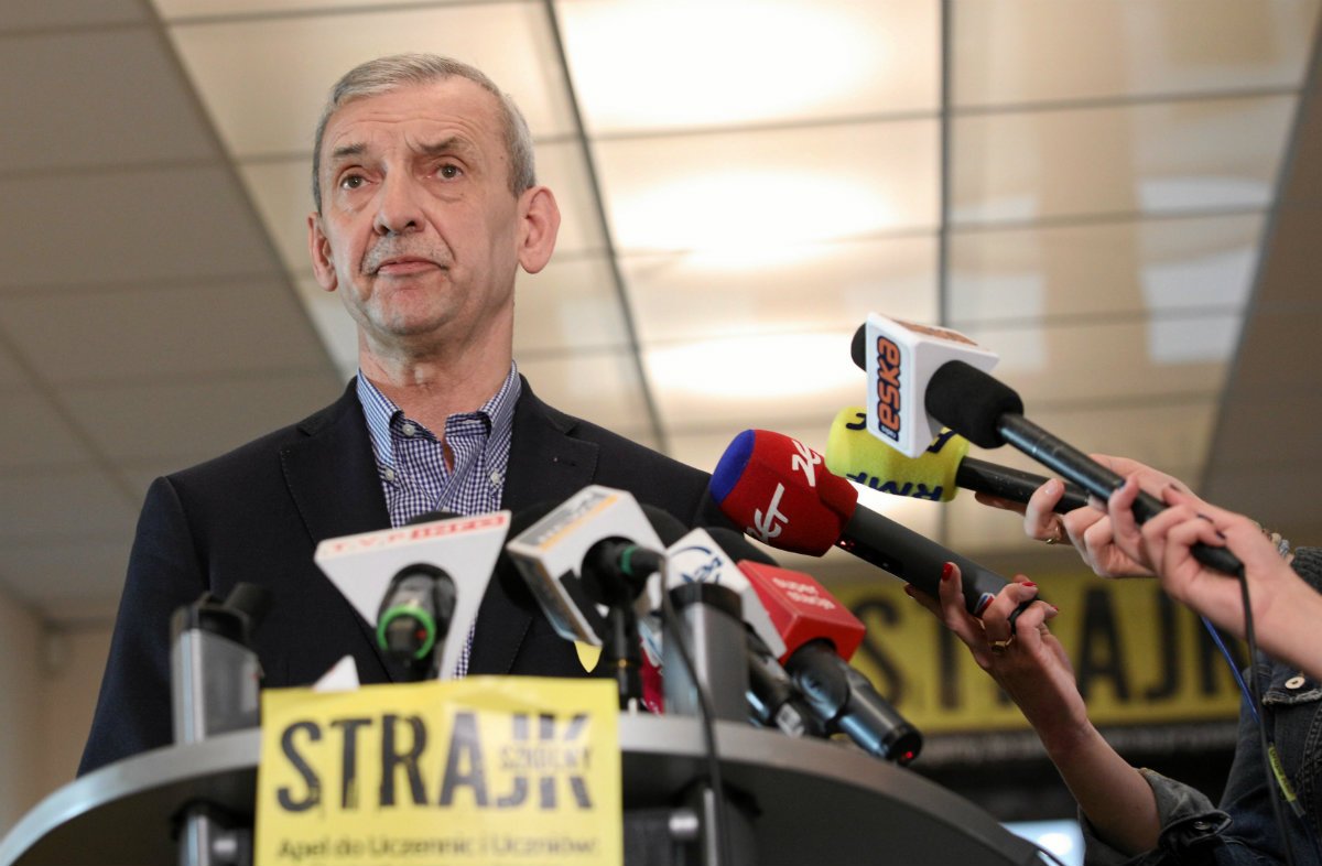 ZNP i FZZ nie wezmą udziału w piątkowym "okrągłym stole" na PGE Narodowym, który zorganizował premier Mateusz Morawiecki.