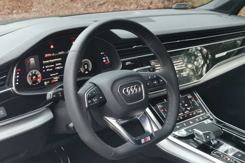 Na pokładzie Audi Q7 znajdziemy system nawigacji MMI plus ze standardem transmisji danych LTE Advanced