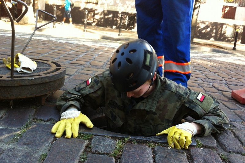 Członkowie Związku Strzeleckiego „Strzelec” przeszli 1 sierpnia kanałem pod ulicą Długą na Starym Mieście.