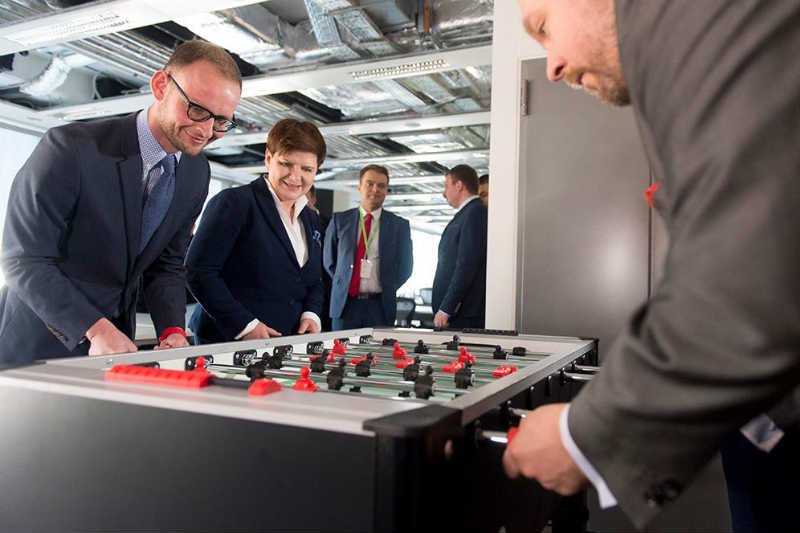 Beata Szydło w Sejmie apelowała o możliwość pracy, a później pojechała grać w piłkarzyki.