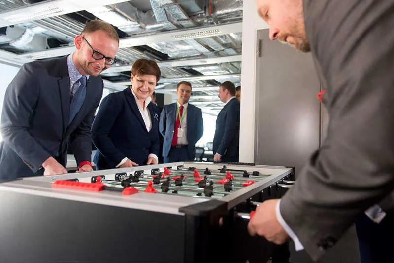 Beata Szydło w Sejmie apelowała o możliwość pracy, a później pojechała grać w piłkarzyki.