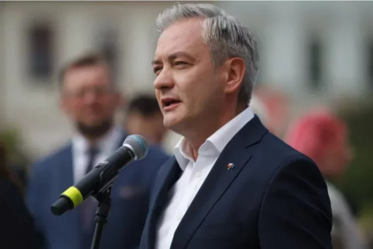 Komisja Europejska nie otrzymała oficjalnego Krajowego Planu Odbudowy z Polski. Robert Biedroń grozi, że Lewica może nie poprzeć planu.