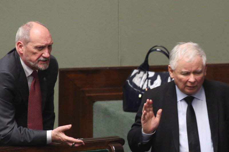 Prezes PiS Jarosław Kaczyński oczekuje, że Antoni Macierewicz "ograniczy swoją ekstrawagancję"