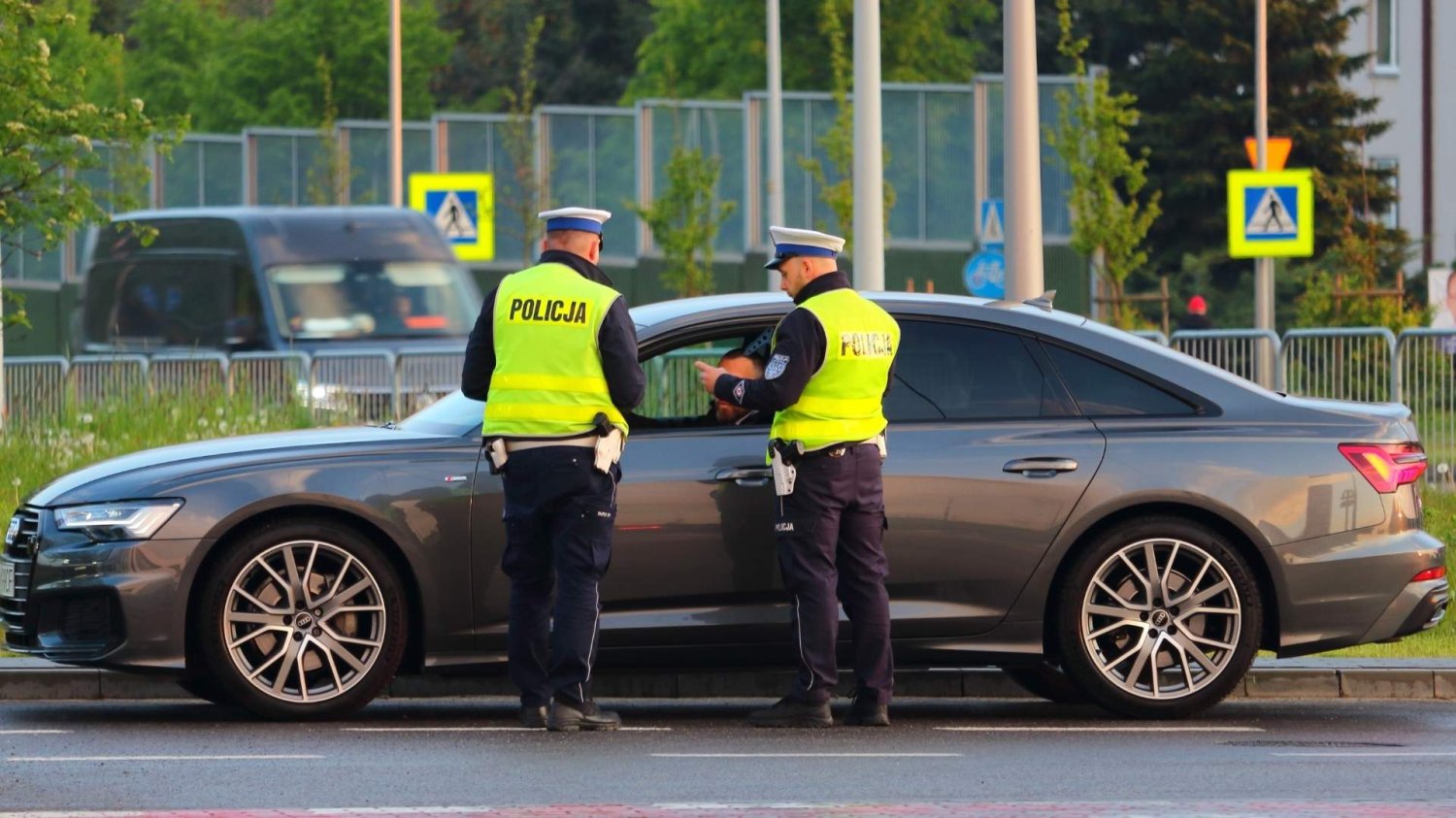 Więzienie za przekroczenie prędkości? Jest komunikat MS policjanci drogówki w trakcie interwencji