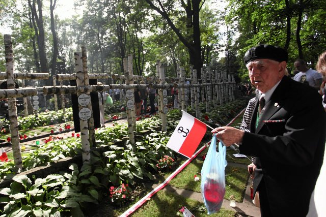 Co roku na cmentarz wojskowy przychodzą Powstańcy, by oddać hołd swoim poległym towarzyszom broni.