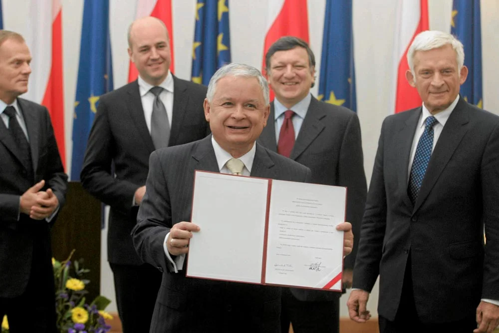 Lech Kaczyński z Traktatem Lizbońskim w 2009 roku
