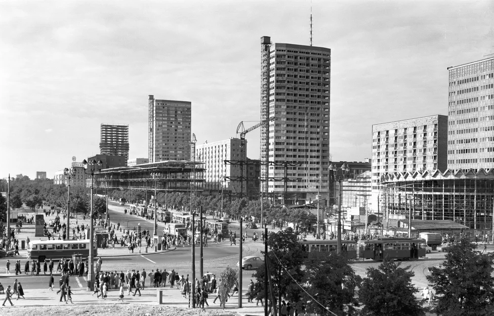 Teren budowy Ściany Wschodniej na ulicy Marszałkowskiej, między 1964 a 1966.