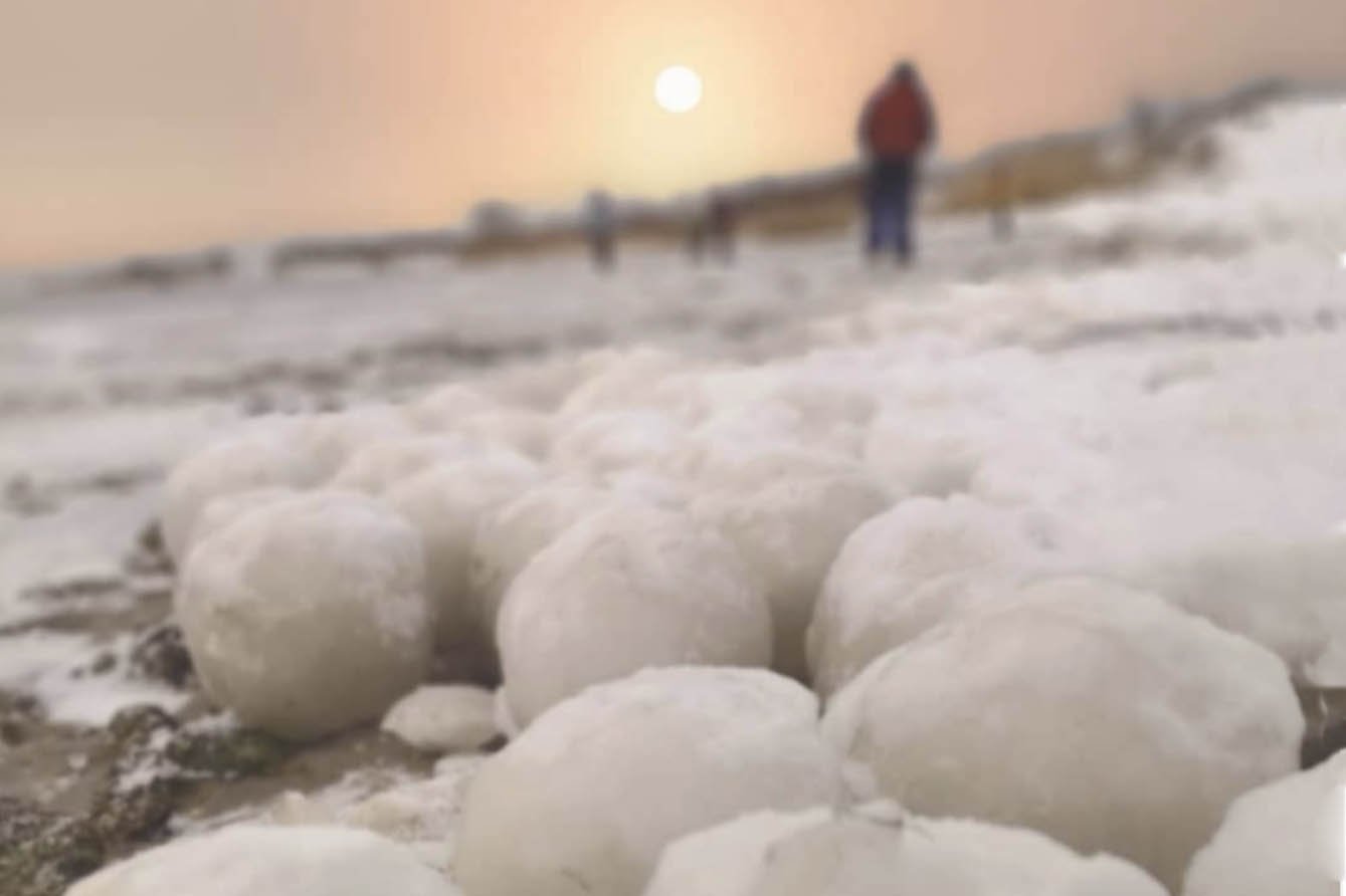Lodowe kule to niezwykłe zjawisko, które można czasem zaobserwować u wybrzeży Bałtyku. Skąd się biorą?