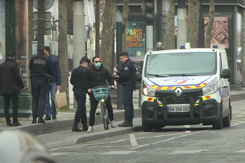Francja chce bardziej kontrolować osoby zakażone koronawirusem.