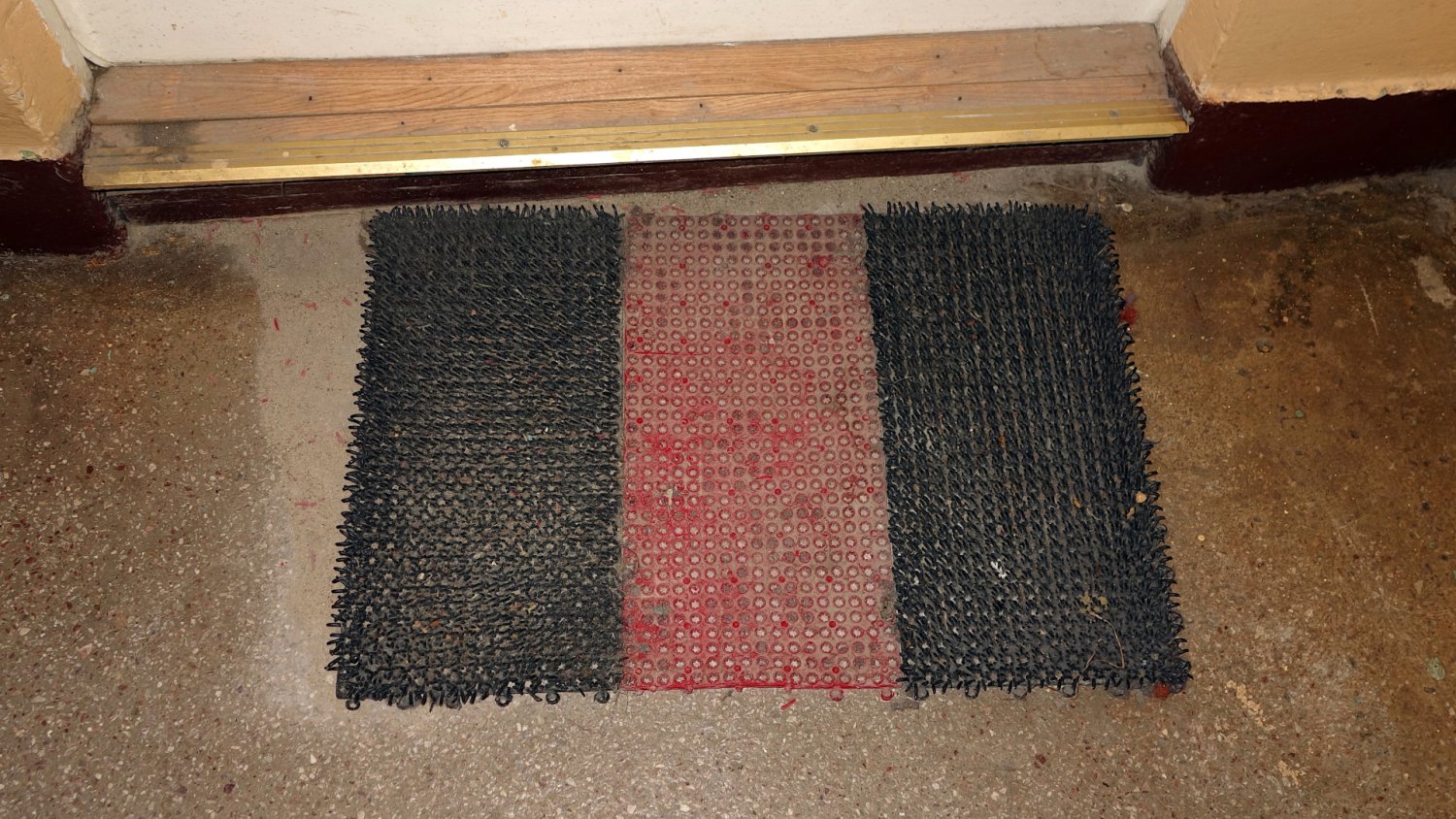 Przekręcona wycieraczka to tester obecności. Ostrzegają przed nową metodą złodziei