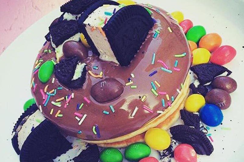 Sieć restauracji Mr. Pancake to dowód na to, że Polacy potrzebują czasem kulinarnie zgrzeszyć. To tam można dostać naleśniki z czekoladą, karmelem, musem owocowym, bitą śmietaną, czekoladowymi gwiazdkami i z popularnymi drażami.