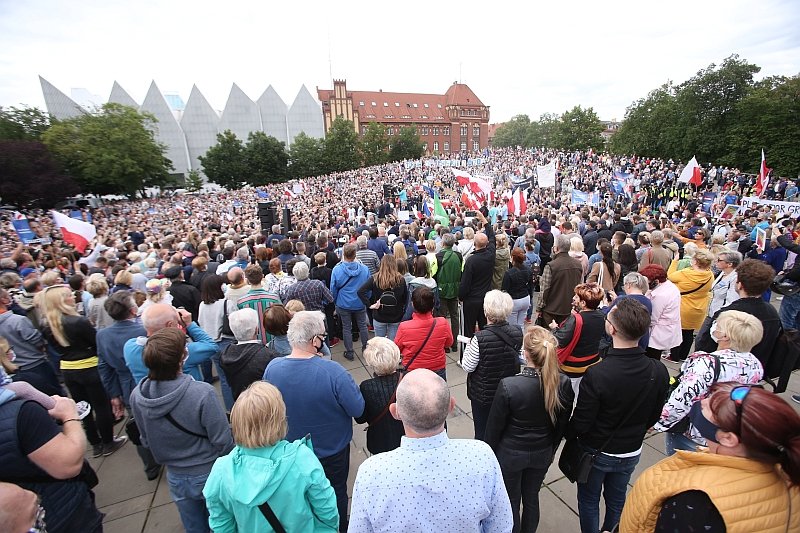 Niebrzebrane tłumy witały Rafała Trzaskowskiego na pl. Solidarności w Szczecinie. Niebrzebrane tłumy witały Rafała Trzaskowskiego na pl. Solidarności w Szczecinie.