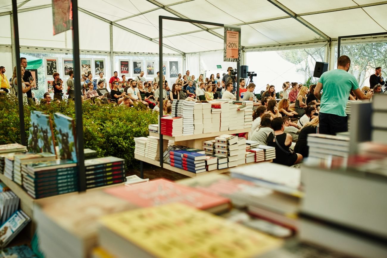 Hasło przewodnie tegorocznej edycji "Kawiarni Literackiej" na OFF Festival Katowice to BUNT. Kawiarnię poprowadzą kuratorka Sylwia Chutnik i Karolina Sulej