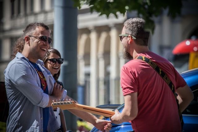 Kuba Frydrych wyruszył w podróż po warszawskich kawiarniach nowym Volkswagenem Beetle