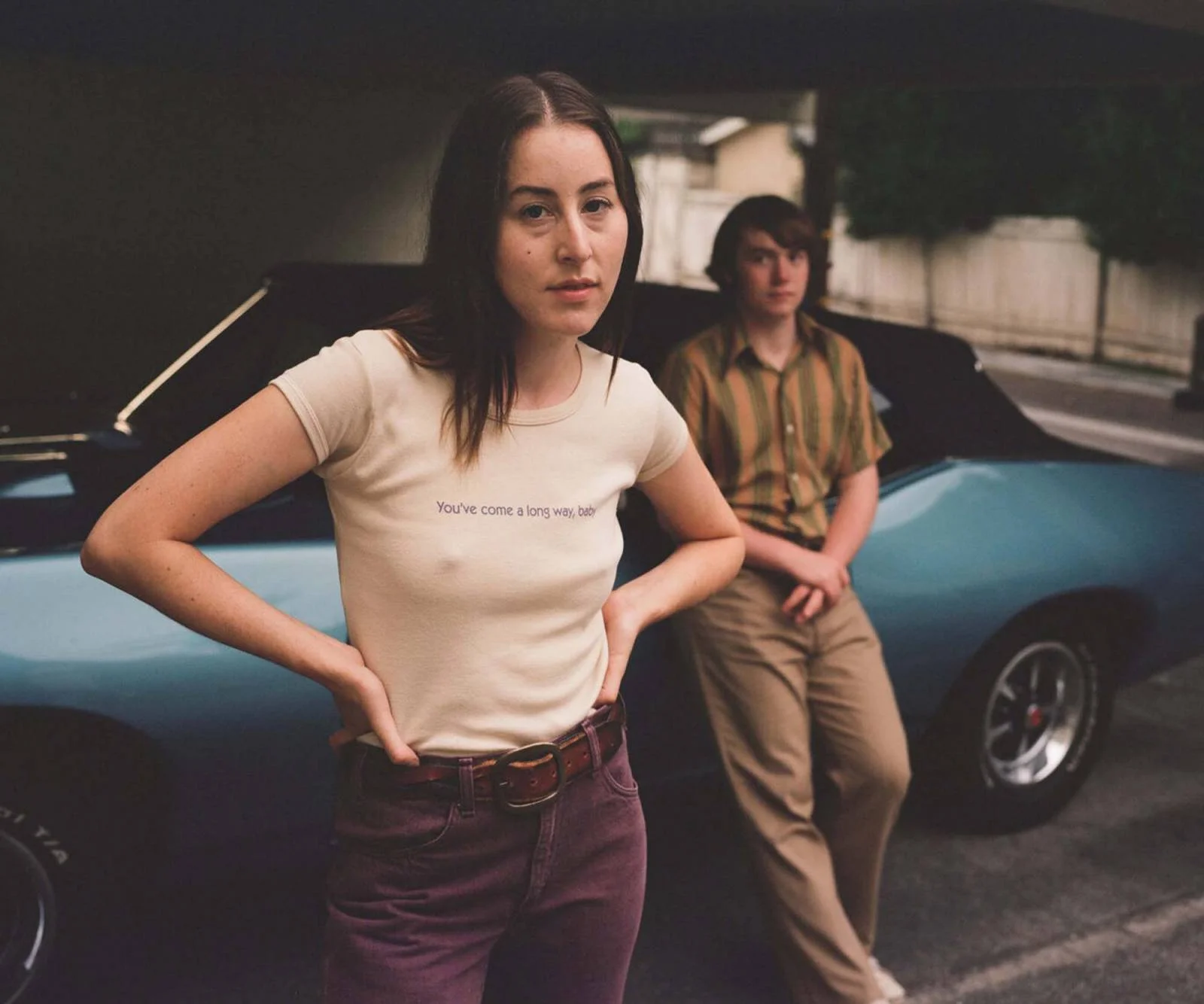Alana Haim i Cooper Hoffman w filmie "Licorice Pizza".
