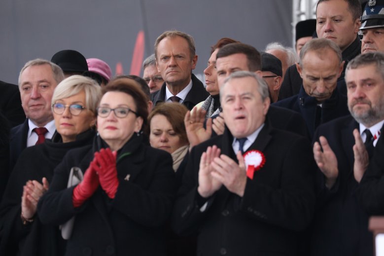 Donald Tusk zdaniem Karola Karskiego specjalnie stanął w czwartym rzędzie. Chodzi o to, że przewodniczący RE przyjechał do Warszawy tylko po to, żeby jątrzyć.