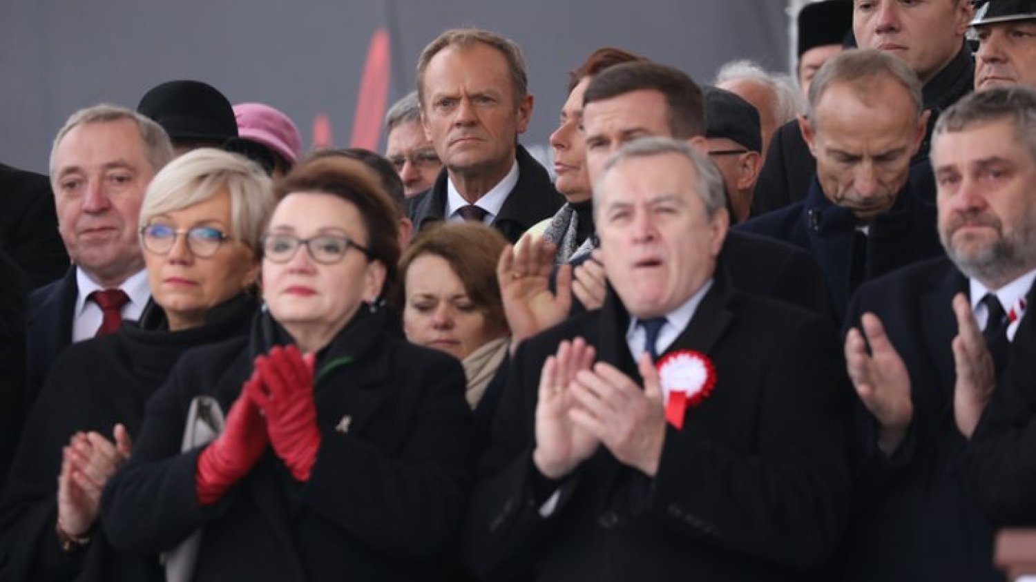 Donald Tusk zdaniem Karola Karskiego specjalnie stanął w czwartym rzędzie. Chodzi o to, że przewodniczący RE przyjechał do Warszawy tylko po to, żeby jątrzyć.