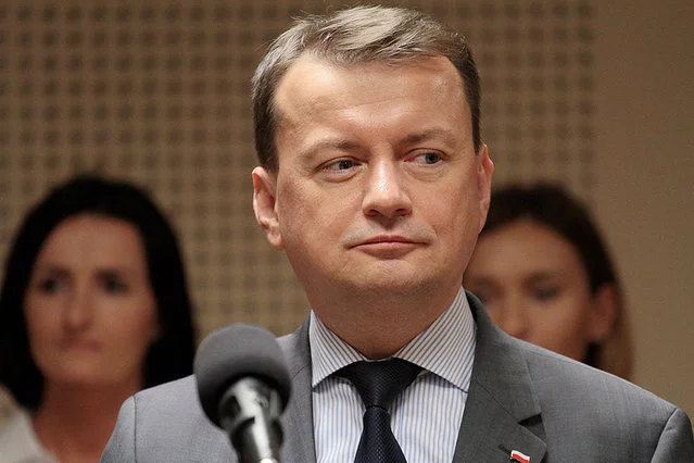 Szef MSWiA Mariusz Błaszczak w 2010 roku: "Obecna władza odgradza się od ludzi barierkami".