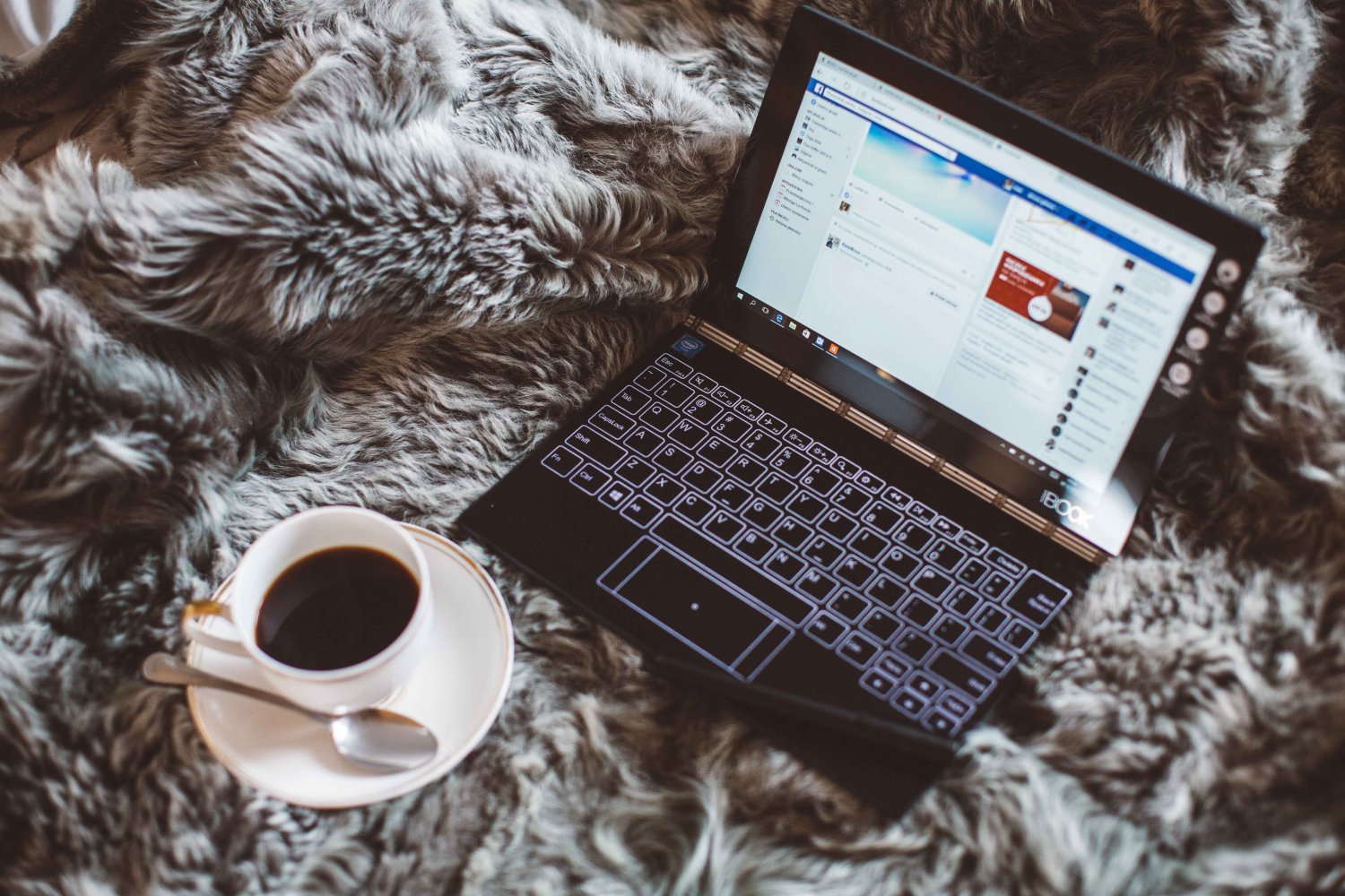 Do tej pory praktycznie nie wypuszczałam telefonu z rąk. Towarzyszył mi zawsze i wszędzie (wiem, uzależnienie), dlatego dostając do testów Yoga Book, byłam ciekawa, w jakim stopniu zmieni moje przyzwyczajenia i ułatwi pracę.