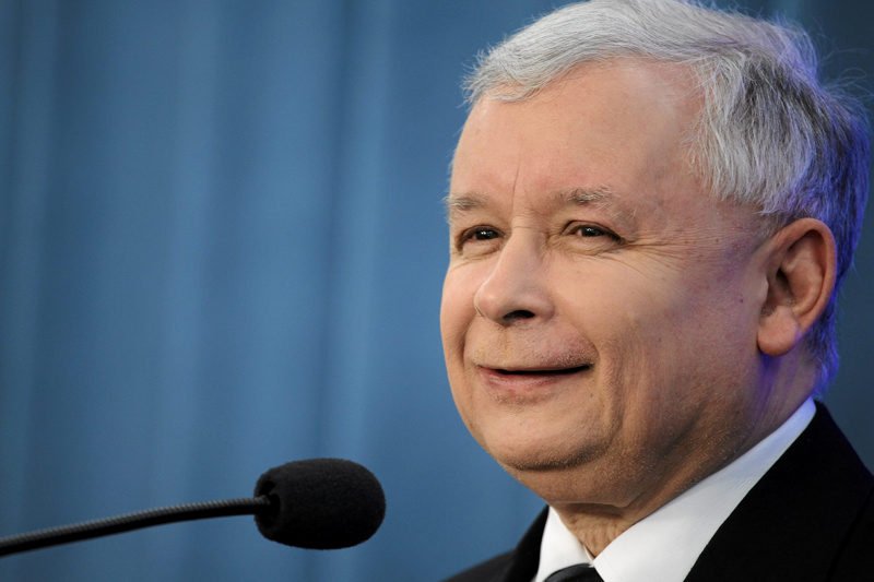 PiS chce uderzyć w premiera śmiechem.