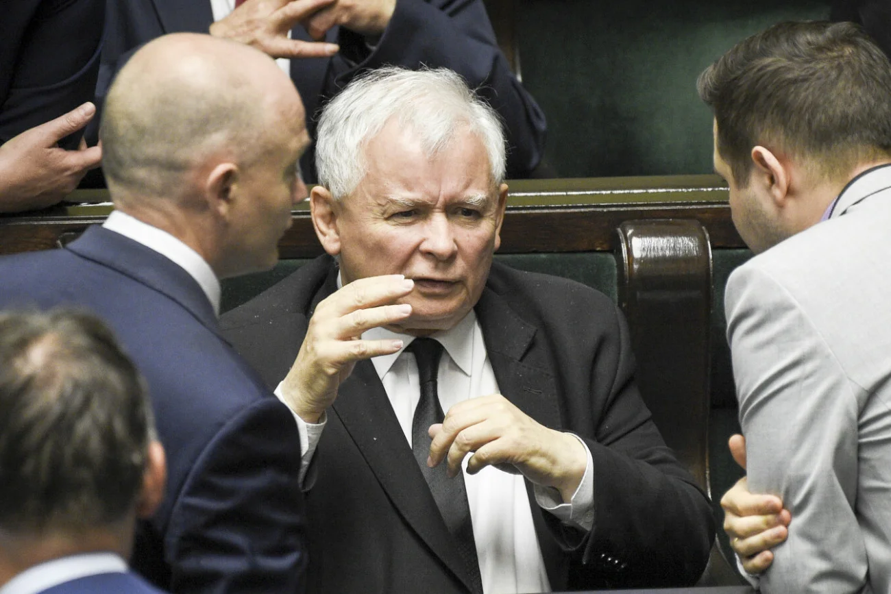Kulisy posiedzenia klubu PiS. Jarosław Kaczyński był wściekły na swoich ludzi Kulisy posiedzenia klubu PiS. Jarosław Kaczyński był wściekły na swoich ludzi
