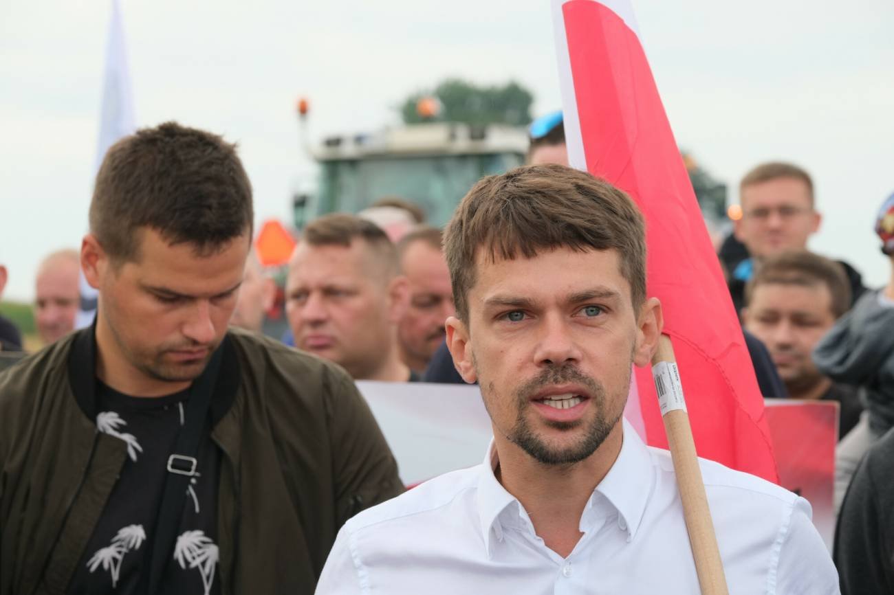 Organizator protestu Michał Kołodziejczak został zapytany przez dziennikarkę TVP, co sądzi o propozycji ministra rolnictwa Grzegorza Pudy, który zadeklarował wsparcie dla rolników na walkę z ASF w kwocie 200 mln zł.