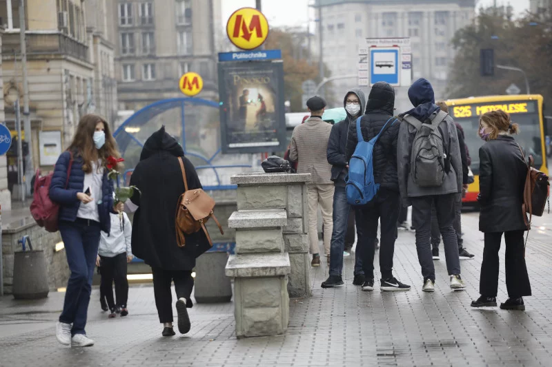 Warszawa będzie w czerwonej strefie epidemicznej? Oto co się zmieni.