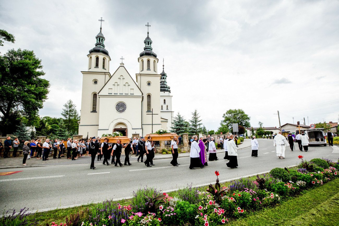 Rodzina z Borowiec została pochowana na cmentarzu w Dąbrowie Zielonej. Podejrzany o zabójstwo Jacek J. od 2021 roku był nieuchwytny.