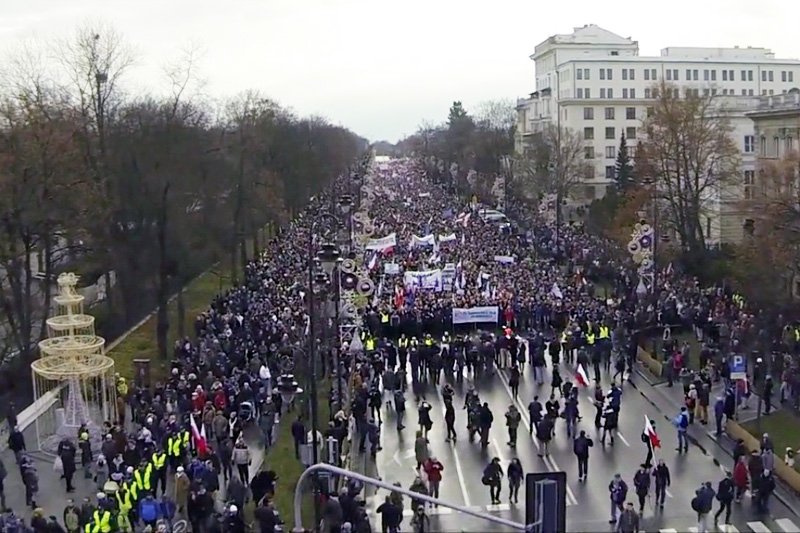 Ten filmik bardzo wyraźnie pokazuje, jak wiele osób demonstrowało w sobotę przeciw ograniczaniu demokracji przez PiS.