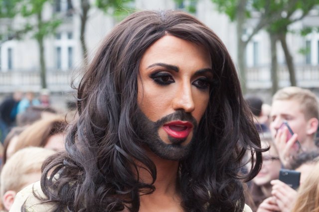 Conchita Wurst zaśpiewa przed Parlamentem Europejskim