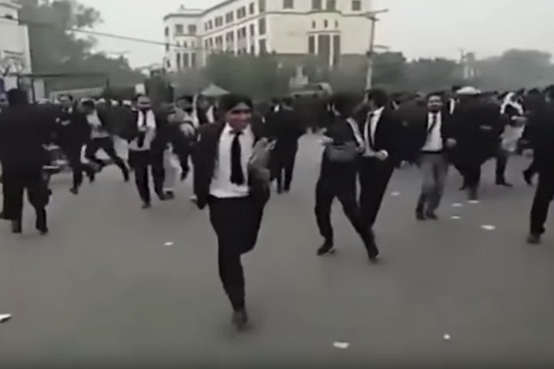 Grupa ok. 250 prawników zaatakowała szpital w pakistańskim Lahore.