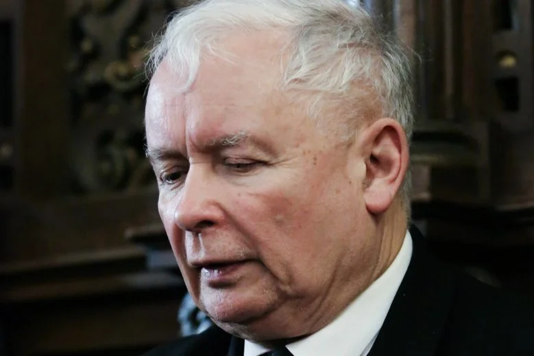 Jarosław Kaczyński musi przejść operację wszczepienia endoprotezy stawu kolanowego.