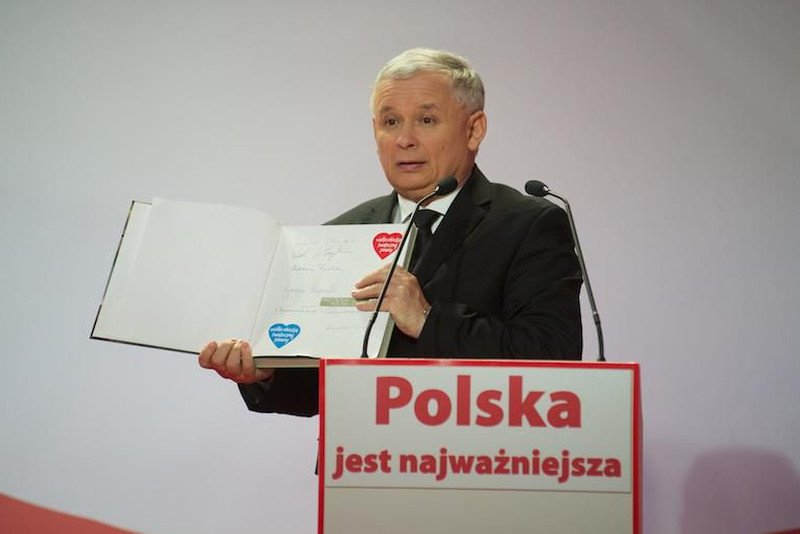 Zdjęcie archiwalne z serwisu ówczesnego kandydata na prezydenta RP. Jarosław Kaczyński przekazuje album na licytację WOŚP.