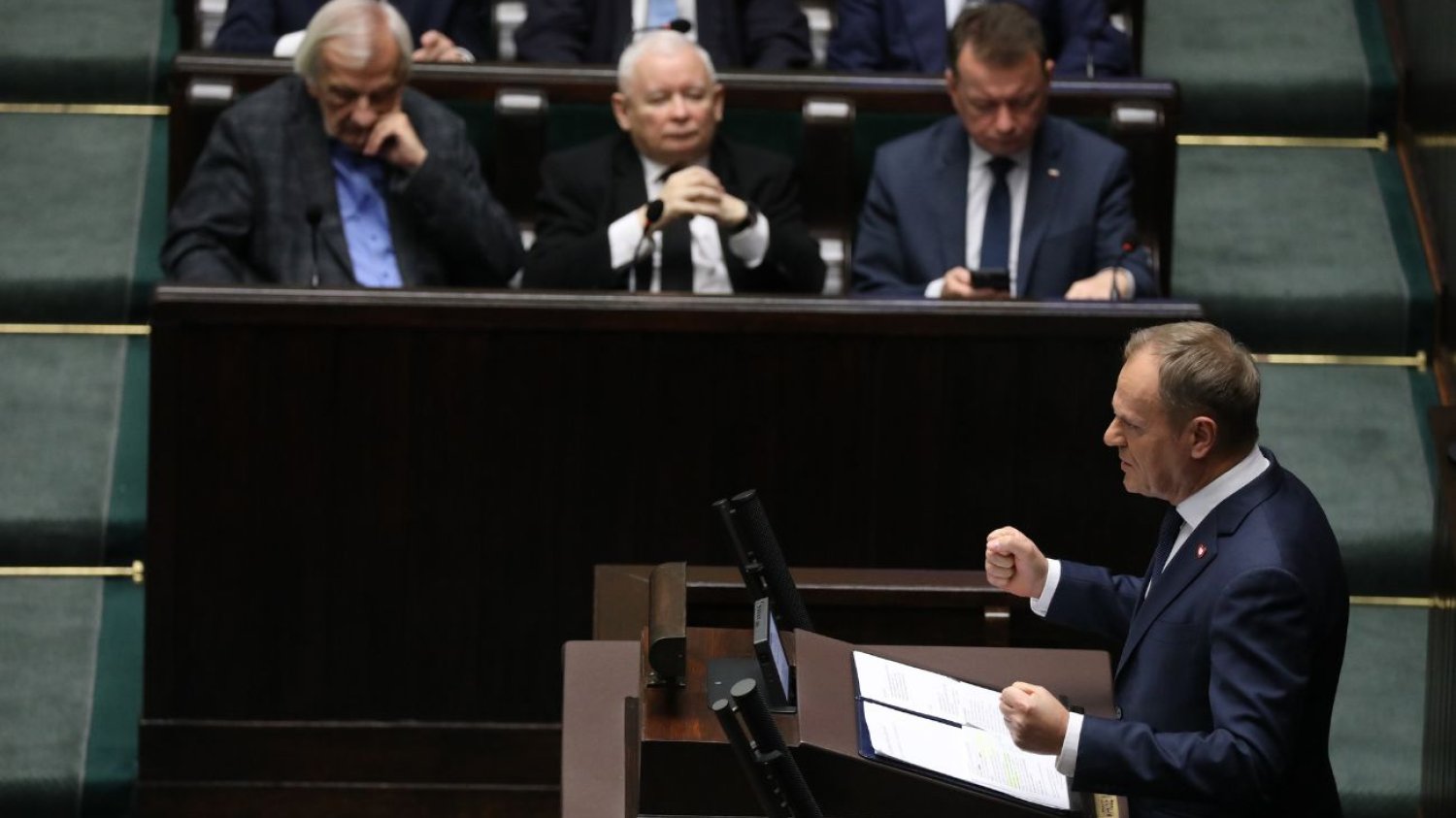 Polacy ocenili rząd Tuska i rząd PiS w nowym sondażu. Kto bardziej podzielił społeczeństwo?