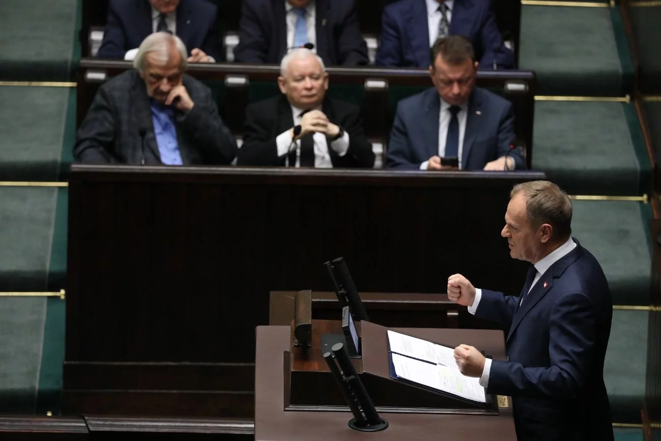 Polacy ocenili rząd Tuska i rząd PiS w nowym sondażu. Kto bardziej podzielił społeczeństwo?