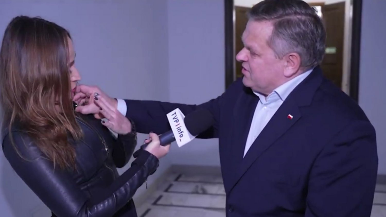 Skurkiewicz z PiS rzucił się w dekolt reporterki. Teraz jeszcze stawia warunki