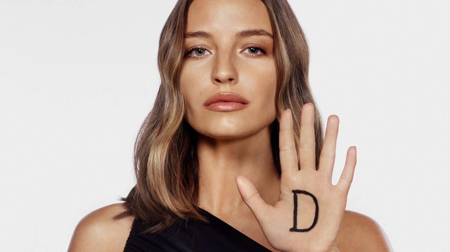 Julia Wieniawa, jako nowa ambasadorka L’Oréal Paris, wspiera również kampanię "Stand Up Sprzeciw się molestowaniu w miejscach publicznych"