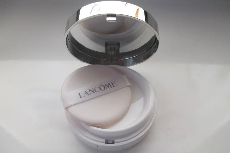 Puzderko Miracle Cushion Lancome przypomina znane nam podkłady w kompakcie, ale na tym podobieństwa się kończą